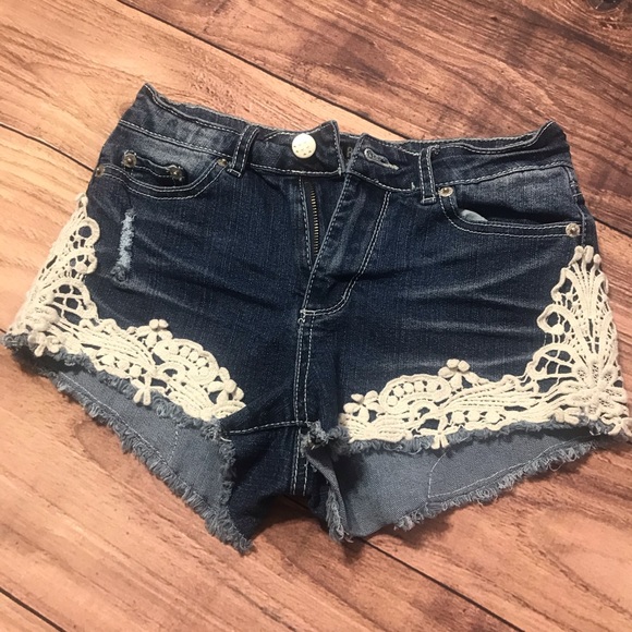 Jean shorts with white/ivory lace - Picture 5 of 9